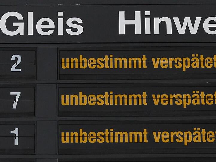 Hinweise für Bahnreisende im Magdeburger Hauptbahnhof.