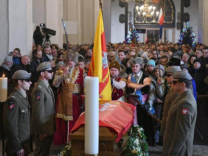 Der Sarg des verstorbenen Danziger Bürgermeisters Adamowicz steht in der Marienkirche.
