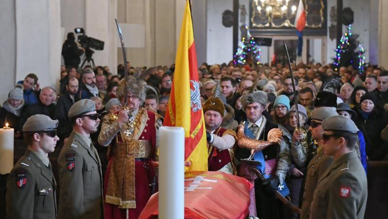 Der Sarg des verstorbenen Danziger Bürgermeisters Adamowicz steht in der Marienkirche.