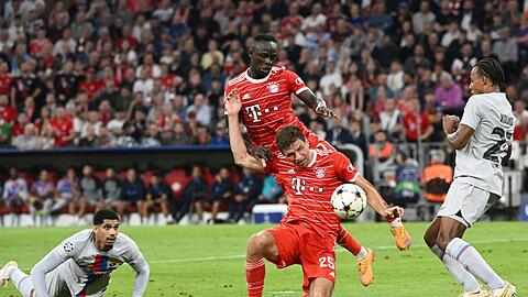 Eine bezeichnende Szene für die fehlende Harmonie im Bayern-Sturm: Sadio Mané (hinten) und Thomas Müller kollidieren im Spiel gegen den FC Barcelona und vergeben so eine gute Chance.