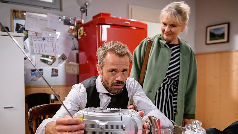 "Sturm der Liebe": Erik verliert im Beisein von Helene entsetzt die Wette und damit auch Yvonnes Kette.
