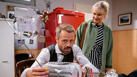 "Sturm der Liebe": Erik verliert im Beisein von Helene entsetzt die Wette und damit auch Yvonnes Kette.