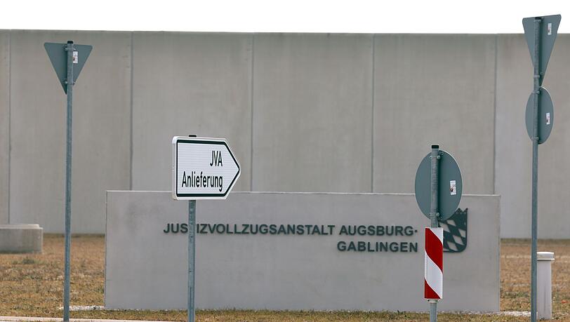 Wegen der Misshandlung von H&auml;ftlingen sind drei Beamte der JVA Augsburg-Gablingen angeklagt worden. (Archivbild)