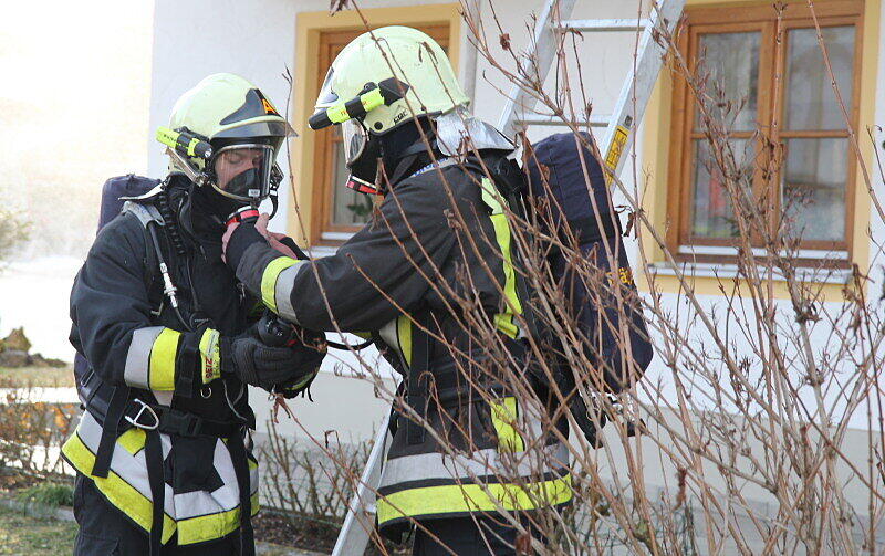 Am Nachmittag wurde die Feuerwehr zu einem Brand eines Bauernhofes mitten in St. Leonhard, Gemeinde Wonneberg gerufen. Bei dem Brand wurden drei Personen verletzt. Da das Löschwasser knapp war, mussten Leitungen über einen Kilometer lang verlegt werden.
