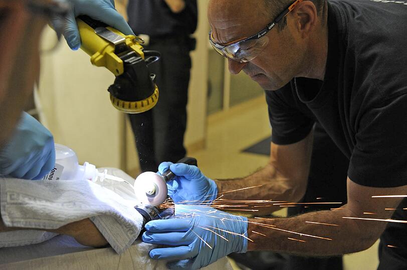 Verflixter Finger: Um kurz nach Mitternacht meldet sich eine Klinik in der Integrierten Leitstelle der Berufsfeuerwehr. In der Notaufnahme wartet ein junger Mann, der den Brennstoffbehälter einer Gartenfackel am Finger hat. Beim Versuch, den Docht aus der Dose herauszuziehen, bleibt er mit dem Finger stecken. Mit Hilfe von Spezialwerkzeug kann die Besatzung eines Hilfeleistungslöschfahrzeuges der Hauptfeuerwache die Dose aufschneiden.