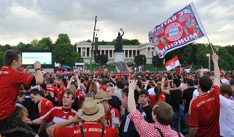 Ein Abend der emotionalen Achterbahnfahrt - mit dem brutalen Absturz aus einem ach so schönen Traum. So hofften, bangten, jubelten - und weinten die Fans des FC Bayern.