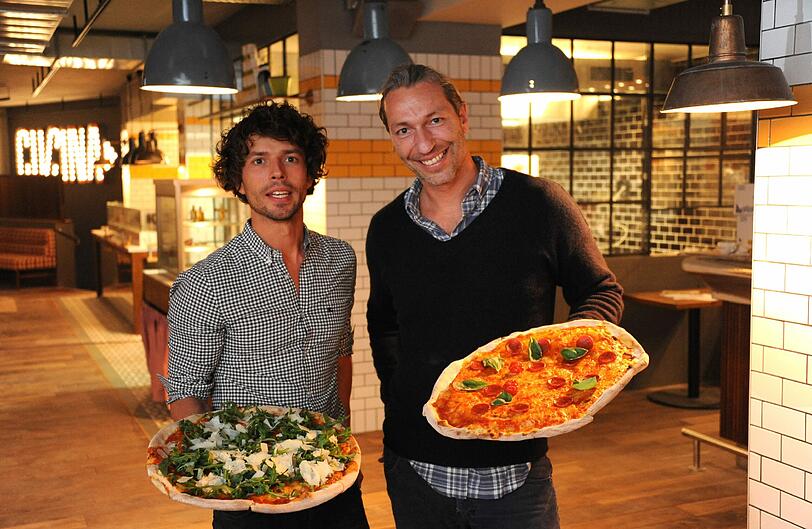 Die Riesenpizza ist das Aushängeschild der &bdquo;L&rsquo;Osteria&ldquo;. Hier präsentieren sie Chef Friedemann Findeis (r.), und ein enger Mitarbeiter, Carsten Götze, in der neuen Filiale an der Inneren Wiener Straße 2.