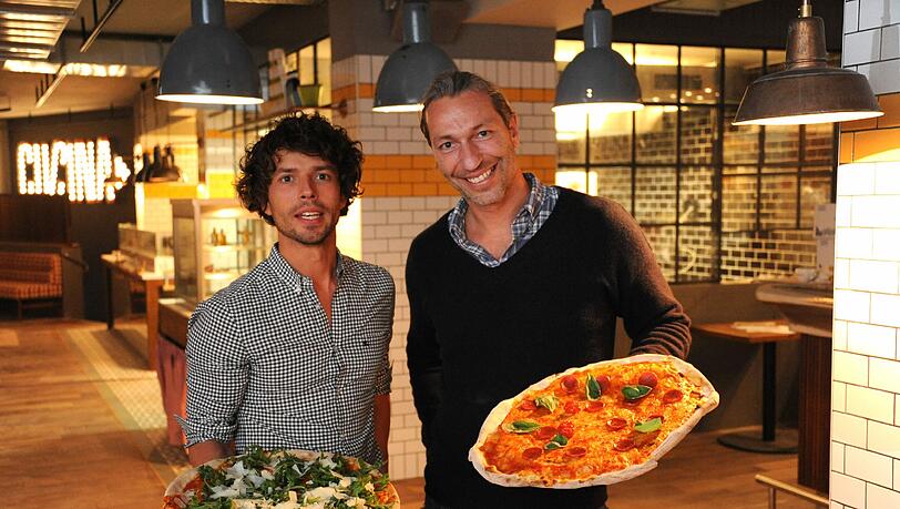 Die Riesenpizza ist das Aushängeschild der „L’Osteria“. Hier präsentieren sie Chef Friedemann Findeis (r.), und ein enger Mitarbeiter, Carsten Götze, in der neuen Filiale an der Inneren Wiener Straße 2. Die Riesenpizza ist das Aushängeschild der „L’Osteria“. Hier präsentieren sie Chef Friedemann Findeis (r.), und ein enger Mitarbeiter, Carsten Götze, in der neuen Filiale an der Inneren Wiener Straße 2.