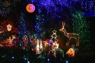 Weil&rsquo;s so schön ist noch einmal: Das Weihnachtshaus in Olching aus anderer Perspektive.