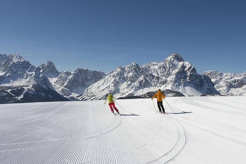 Im Vordergrund rechts die Drei-Schuster-Spitze und links das Skigebiet Rotwand