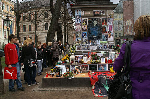 Seit dem Tod von Michael Jackson hat sich das Denkmal für den Musiker di Orlando zu einer Gedenkstätte auch für Michael Jackson in München entwickelt.