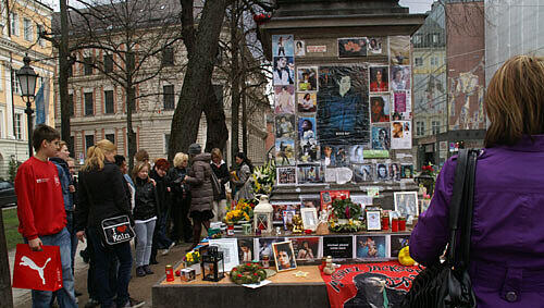 Seit dem Tod von Michael Jackson hat sich das Denkmal für den Musiker di Orlando zu einer Gedenkstätte auch für Michael Jackson in München entwickelt. Seit dem Tod von Michael Jackson hat sich das Denkmal für den Musiker di Orlando zu einer Gedenkstätte auch für Michael Jackson in München entwickelt.