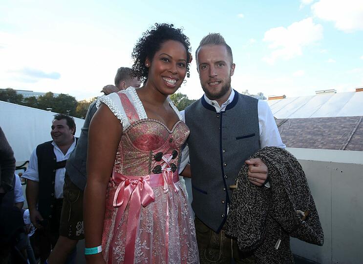 Abstecher vom frustrierenden Zweitliga-Alltag zur Wiesn: Die Löwen-Profis in bester Laune...