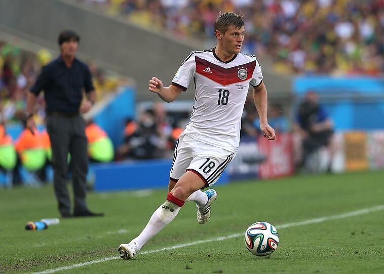 Bundestrainer Joachim Löw sprang in diesem Spiel im Übrigen über seinen Schatten. Er beorderte Philipp Lahm aus dem defensiven Mittelfeld zurück rechts in die Viererkette, brachte Sami Khedira und Bastian Schweinsteiger auf der Doppelsechs. Der Lahm-Schachzug erwies sich am Ende richtungweisend für den späteren WM-Triumph an gleicher Stätte gegen Argentinien (1:0 n.V.). Im Bild Toni Kroos.