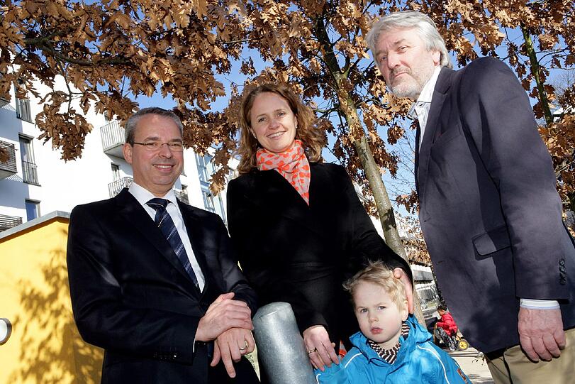 Martin Janke, Geschäftsführer der SWM Bildungsstiftung (links), Andrea Hoppen, Projektleitung, mit dem kleinen Felix und Franz Lindinger, Geschäftsführer des Vereins Stadtteilarbeit e.V.