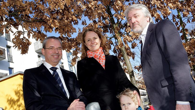 Martin Janke, Geschäftsführer der SWM Bildungsstiftung (links), Andrea Hoppen, Projektleitung, mit dem kleinen Felix und Franz Lindinger, Geschäftsführer des Vereins Stadtteilarbeit e.V. Martin Janke, Geschäftsführer der SWM Bildungsstiftung (links), Andrea Hoppen, Projektleitung, mit dem kleinen Felix und Franz Lindinger, Geschäftsführer des Vereins Stadtteilarbeit e.V.