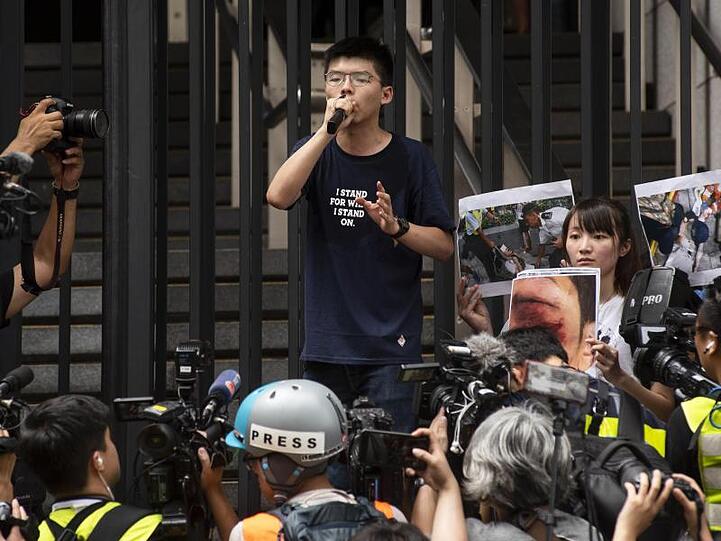 Joshua Wong, Mitbegründer der politischen Partei Demosisto, spricht zu den im Polizeipräsidium versammelten Demonstranten.