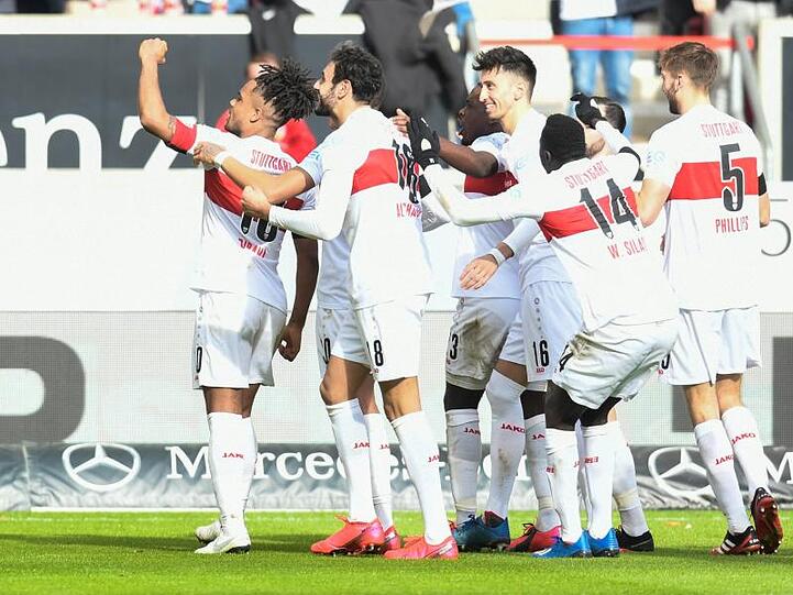 Der VfB Stuttgart setzte sich souverän gegen Jahn Regensburg durch.
