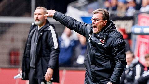 Nürnbergs Trainer Dieter Hecking coacht sein Team.
