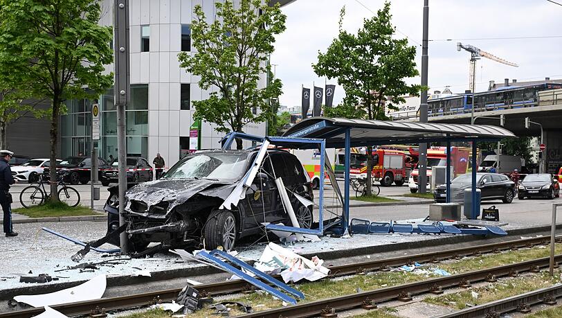 Das Auto fuhr in ein Haltestellenhäuschen nahe der Donnersbergerbrücke. Das Auto fuhr in ein Haltestellenhäuschen nahe der Donnersbergerbrücke.