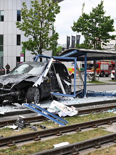 Das Auto fuhr in ein Haltestellenhäuschen nahe der Donnersbergerbrücke.
