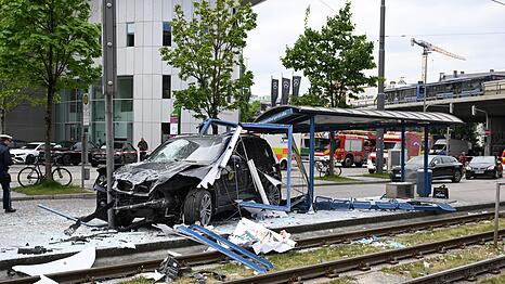 Das Auto fuhr in ein Haltestellenhäuschen nahe der Donnersbergerbrücke.