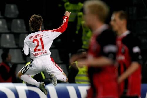 Springinsfeld: Der Jubel-Hupfer des Dario Vidosic nach seinem Goldenen Schuss in Freiburg.