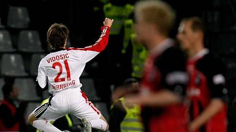 Springinsfeld: Der Jubel-Hupfer des Dario Vidosic nach seinem Goldenen Schuss in Freiburg.
