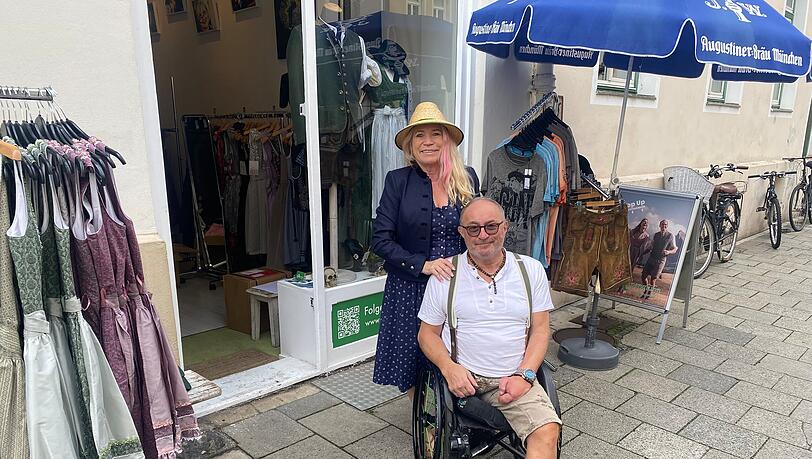 Giséla Koch und Peter Guth vor ihrem Laden in der Pestalozzistraße. Giséla Koch und Peter Guth vor ihrem Laden in der Pestalozzistraße.