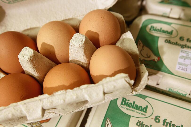 Bleiben Sie für Ihr Frühstücksei lieber beim klassischen Eierkocher. In der Mikrowelle besteht die Gefahr, dass die Schale platzt, da das Wasser, das durch die Strahlung in Bewegung gerät, keine Möglichkeit hat, sich auszudehnen. Das Gleiche gilt übrigens für Tomaten und Weintrauben. Bleiben Sie für Ihr Frühstücksei lieber beim klassischen Eierkocher. In der Mikrowelle besteht die Gefahr, dass die Schale platzt, da das Wasser, das durch die Strahlung in Bewegung gerät, keine Möglichkeit hat, sich auszudehnen. Das Gleiche gilt übrigens für Tomaten und Weintrauben.