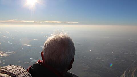 Maria genie&szlig;t den Ausblick.