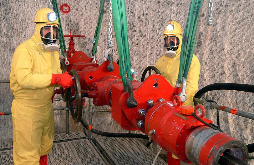 In Schutzanzügen testen zwei Bergleute im Atommülllager Asse bei Wolfenbüttel die Ausrüstung, die zum Anbohren der ersten Einlagerungskammer mit radioaktiven Abfällen eingesetzt werden soll.