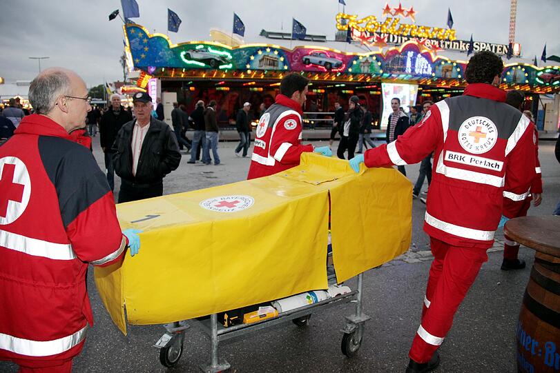 Wenn es schnell gehen muss, drängeln sich die Sanitäter schon mal durch die Menge. Aber heute ist es ruhig - und den Patienten auf der Sation geht es bald besser; niemand ist ernstlich verletzt worden.