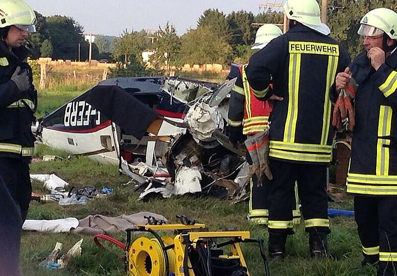 Bei einem Flugzeugunglück in Nordrhein-Westfalen sind fünf Menschen, darunter zwei Kinder ums Leben gekommen. Bilder vom Absturzort.