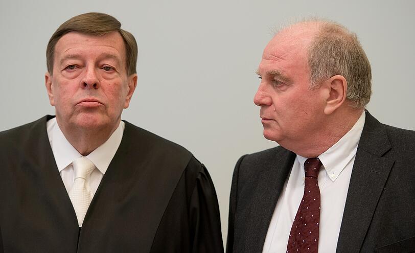 Uli Hoeneß (r) mit seinem Anwalt Hanns W. Feigen im Gerichtssaal.
