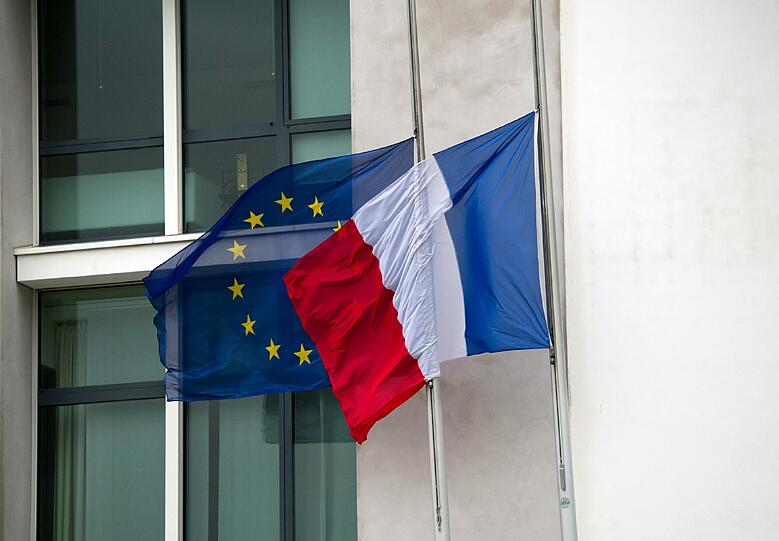 Nach den Terroranschlägen in Paris will Frankreich nun die europäischen Partner in die Pflicht nehmen und EU-Hilfe beantragen. Steht die EU vor einem Bündnisfall?