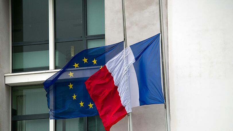 Nach den Terroranschlägen in Paris will Frankreich nun die europäischen Partner in die Pflicht nehmen und EU-Hilfe beantragen. Steht die EU vor einem Bündnisfall? Nach den Terroranschlägen in Paris will Frankreich nun die europäischen Partner in die Pflicht nehmen und EU-Hilfe beantragen. Steht die EU vor einem Bündnisfall?