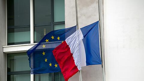 Nach den Terroranschlägen in Paris will Frankreich nun die europäischen Partner in die Pflicht nehmen und EU-Hilfe beantragen. Steht die EU vor einem Bündnisfall?