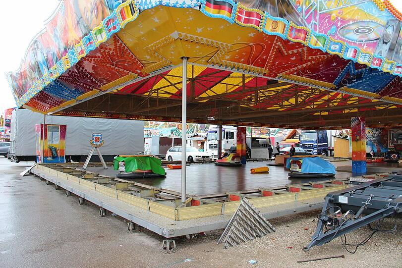 Regen und Tristesse am Tag danach: Die Bilder vom Wiesn-Abbau am Dienstagvormittag.