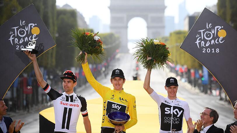 Sieger Geraint Thomas (M, Team Sky) aus Großbritannien, der Zweitplatzierte Tom Dumoulin (l, Team Sunweb) aus den Niederlanden und der Dritte Chris Froome (Team Sky) aus Großbritannien.