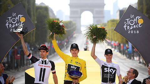 Sieger Geraint Thomas (M, Team Sky) aus Großbritannien, der Zweitplatzierte Tom Dumoulin (l, Team Sunweb) aus den Niederlanden und der Dritte Chris Froome (Team Sky) aus Großbritannien.