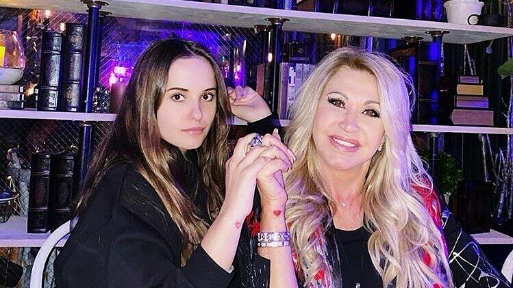 Davina Geiss hat sich hypnotisieren lassen. Mama Carmen findet die Aktion lustig. (Archivbild)