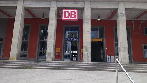 Vor dem Flügelbahnhof entfallen sämtliche Parkplätze. Freilich nicht die einzige Baustelle rund um den Hauptbahnhof.
