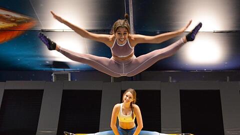 Die Geschwister Lilith (oben, 20) und Matilda (16) üben in der Trampolinhalle "Cosmic Arena".