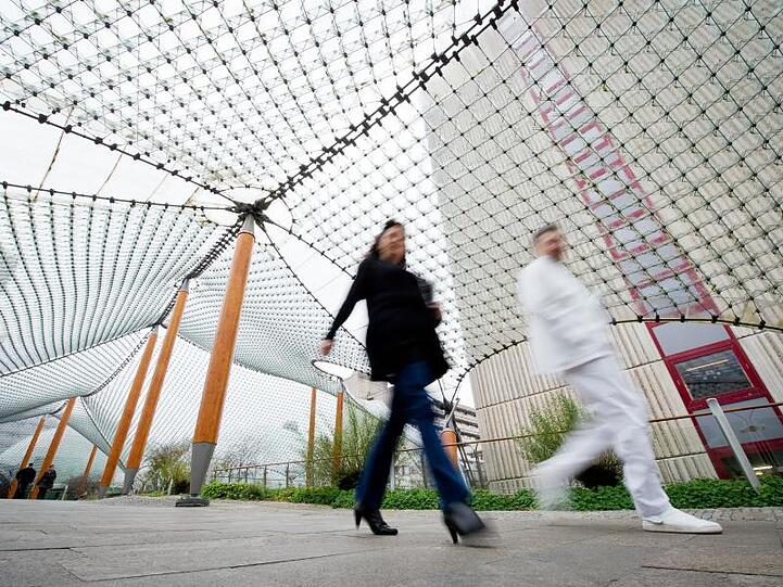 Der Eingang des Röhn-Klinikums. Foto: David Ebener/dpa/Archivbild