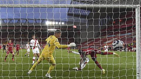 Liverpools Sadio Mane (r) erzielt den Führungstreffer für seine Mannschaft.