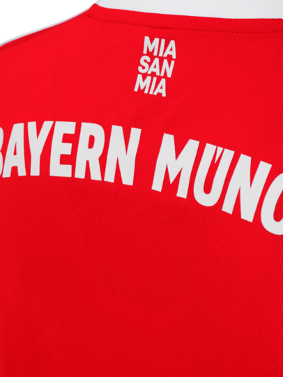 Auf der Rückseite des Trikots ist zwischen Kragen und dem FC-Bayern-Schriftzug noch der Slogan "Mia san mia" aufgedruckt.