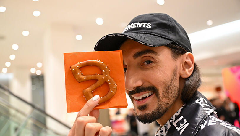 Influencer Julian Daynov mit der Breuninger-Brezn, die zur Eröffnung von Julius Brantner gebacken wurde. Influencer Julian Daynov mit der Breuninger-Brezn, die zur Eröffnung von Julius Brantner gebacken wurde.