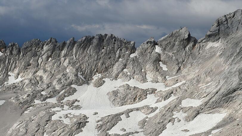 Seit 2022 gibt es in Deutschland nur noch vier Gletscher. Dem Südlichen Schneeferner (im Bild) auf dem Zugspitzplatt wurde dieser Status aberkannt.