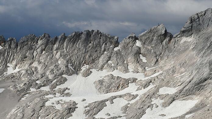 Seit 2022 gibt es in Deutschland nur noch vier Gletscher. Dem Südlichen Schneeferner (im Bild) auf dem Zugspitzplatt wurde dieser Status aberkannt.